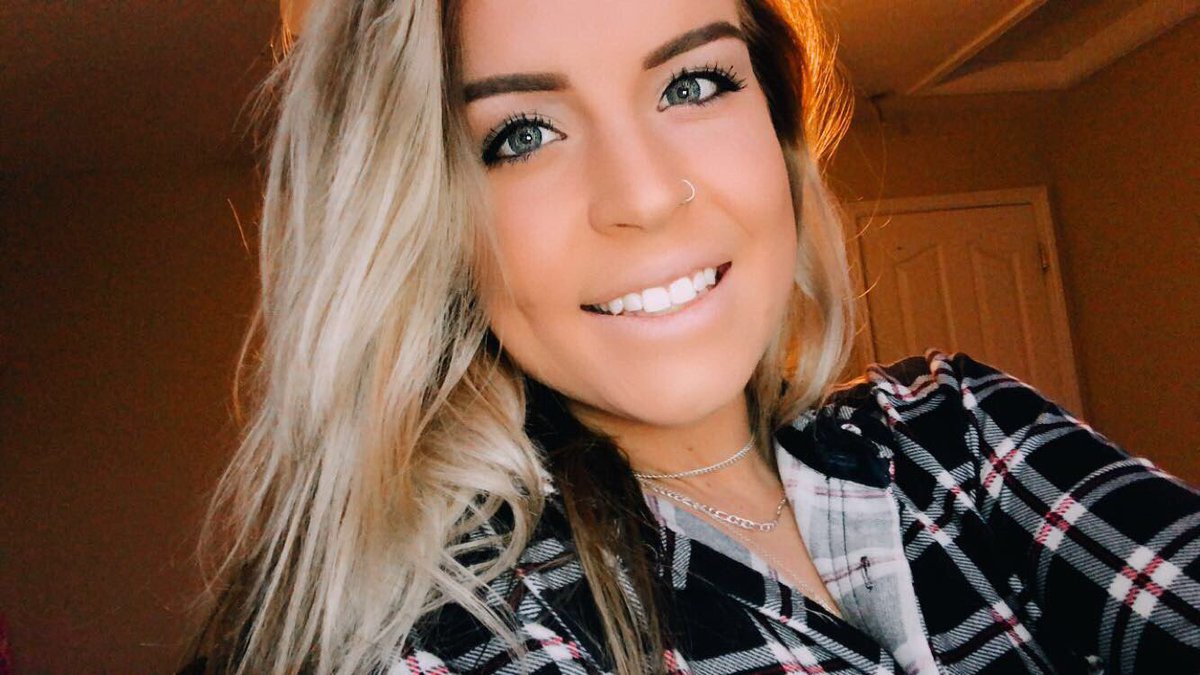 I never post smiling pictures so here’s one with the usual one I post😂