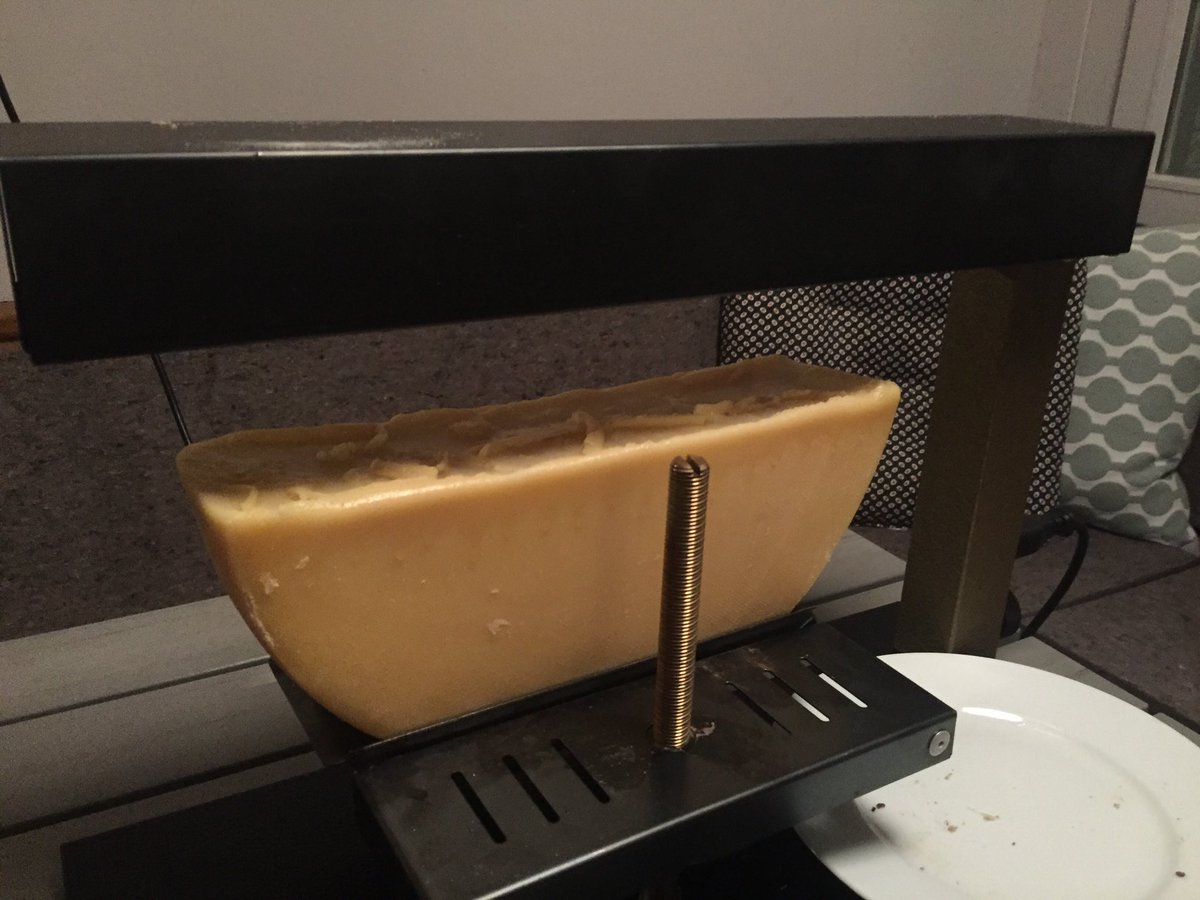 RaclettePolizei's tweet photo. @Wurzelmann Wenn es nicht gestrichen wurde, ist es bloss geschmolzener Käse! 🔥🧀 https://t.co/ptbMvNFJfd