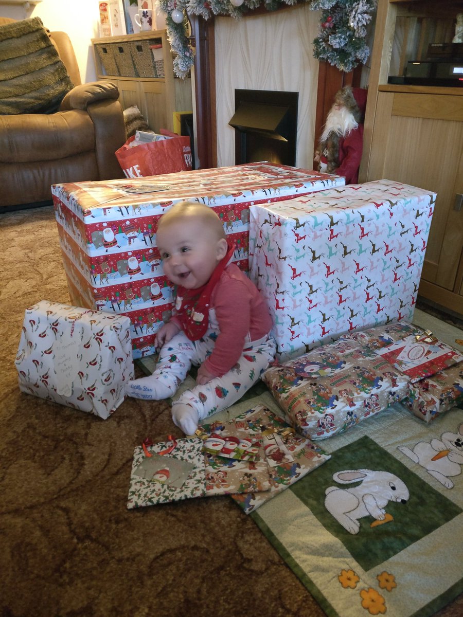 LauraBorthwick2's tweet photo. First Christmas #speciallittleboy #somanypresents #spoiltrotton https://t.co/TZS6i0tinw