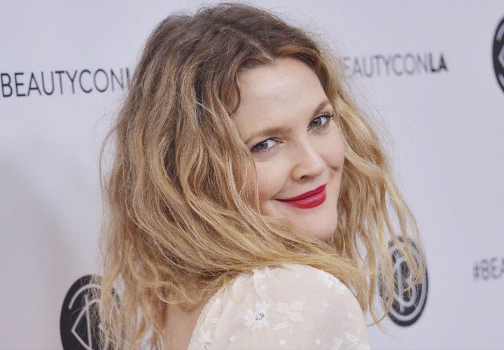 [FOTOS] #DrewBarrymore sorprendió a sus seguidores con su transformación 👉🏻 bit.ly/2Q3ni5X