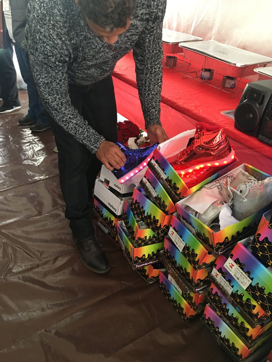 <a href="/DouglasBrothers/">Douglas brothers</a>  <a href="/NFLPAFmrPlayers/">NFLPA Former Players</a>  <a href="/CityofAtlanta/">City of Atlanta, GA</a>  <a href="/Starbury/">Starbury</a> Love it! The Douglas' doing good in their community for YEARS! Great to See and be a part! #BuildingYouthFor2Moro #PairItForward #SpeakLifeintoURKids