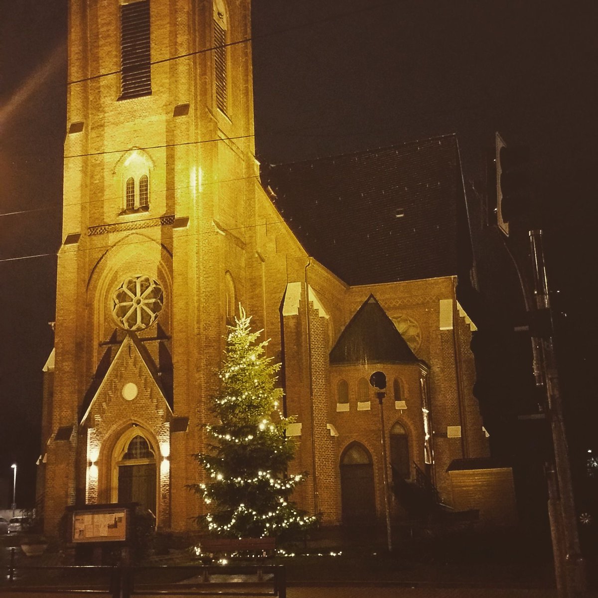 AltenbochumSpd's tweet photo. Ein Frohes Weihnachtsfest an alle Altenbochumerinnen und Altenbochumer nah und fern! #Weihnachten #vivaAltenbochum #Kalorienfüralle https://t.co/zvkvVREzHN