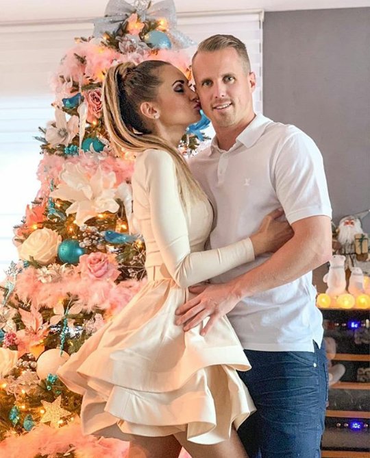 NeoNovinar's tweet photo. Myslel jsem si, že nic šílenějšího, než je Kristelová na ruce Řepky, letos už neuvidím. To jsem ale netušil, že narazím na Limberského vánoční stromek... https://t.co/Mp9oNDjJmL