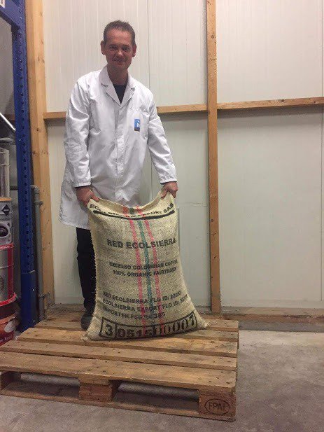 En Alianza con <a href="/Fedex/">FedEx</a>, hemos hecho la primera exportación de pequeñas cantidades para café verde, y café tostado hacia Países Bajos. Nuestra empresa exportadora Ecolsierra Export, poco a poco se consolida como solución, en materia de logística internacional,