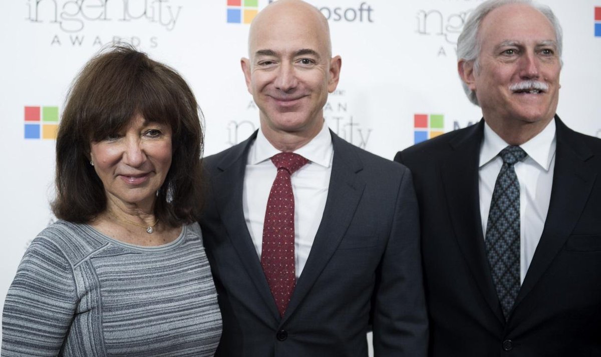 bfmbusiness's tweet photo. LES PLUS LUS EN 2018. En misant sur Amazon, les parents de Jeff Bezos ont fait le placement du siècle (245.000$ en 1995 -> plusieurs dizaines de milliards aujourd'hui): https://t.co/umnSwaia0e https://t.co/luEX0W4721