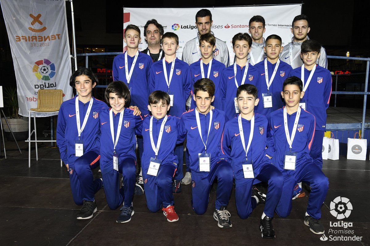 AtletiAcademia's tweet photo. 🌃 ¡Buenas noches, #AtléticosPorElMundo! 
📍 Arona (Tenerife) 
🆗 Nuestro Infantil B ya está preparado para el debut en la #LigaPromises
📅 Mañana
🆚 @SLBenfica (11:30h) y @VillarrealCF (17:30h)
💪 ¡A por todas, equipo!
#⃣ #AúpaAtleti https://t.co/X5lMp46EaO