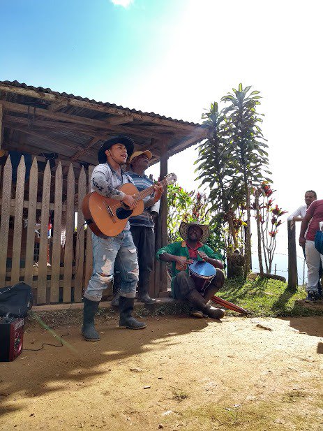 One of our coffee growers said: “wow! If we’re having guests like them, so they can come to my farm much more often”. That coffee grower was Reynaldo Bueno, who was content for welcoming @fairtradeoriginal from The Netherlands. Muchas gracias <a href="/lotjekaak/">Lotje Kaak</a>, @evelienvandeglind.