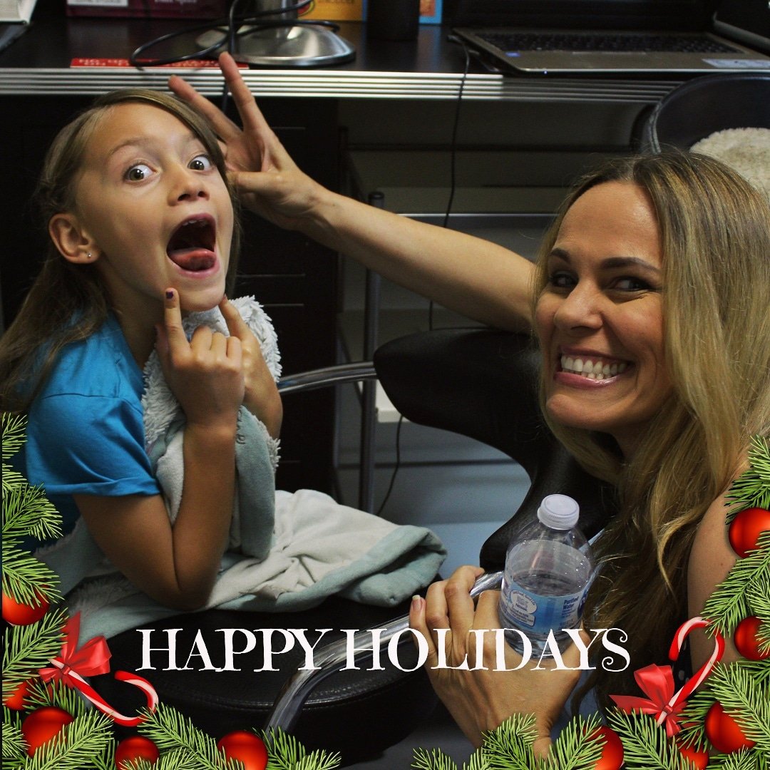 Happy Holidays from Maya Le Clark and Summer Moore! #6feetabovemovie . . . . . . #happyholidays #merrychristmasyafilthyanimal #presents #actresses #thundermans #nick #horrorfilm #scarymovie #scary #onset #movies #trailer #featurefilm #trailerpremiere #horror #candycanes