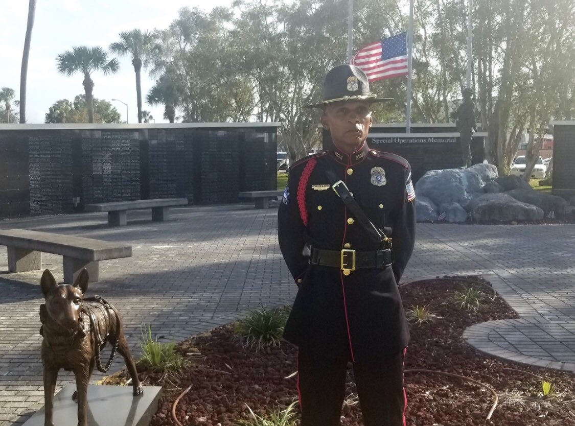 HonorUniversity's tweet photo. @honorguardsmagazine
#honorguardsofamerica🇺🇸 Please support all our #honorguard units nationwide for Honor Guards Day each year. Every last Saturday in June! @HonorGuardsUSA paying respects to Special Operations Memorial in Tampa Florida. #honorguardslife #honorguardsmagazine https://t.co/740qxNzNq5