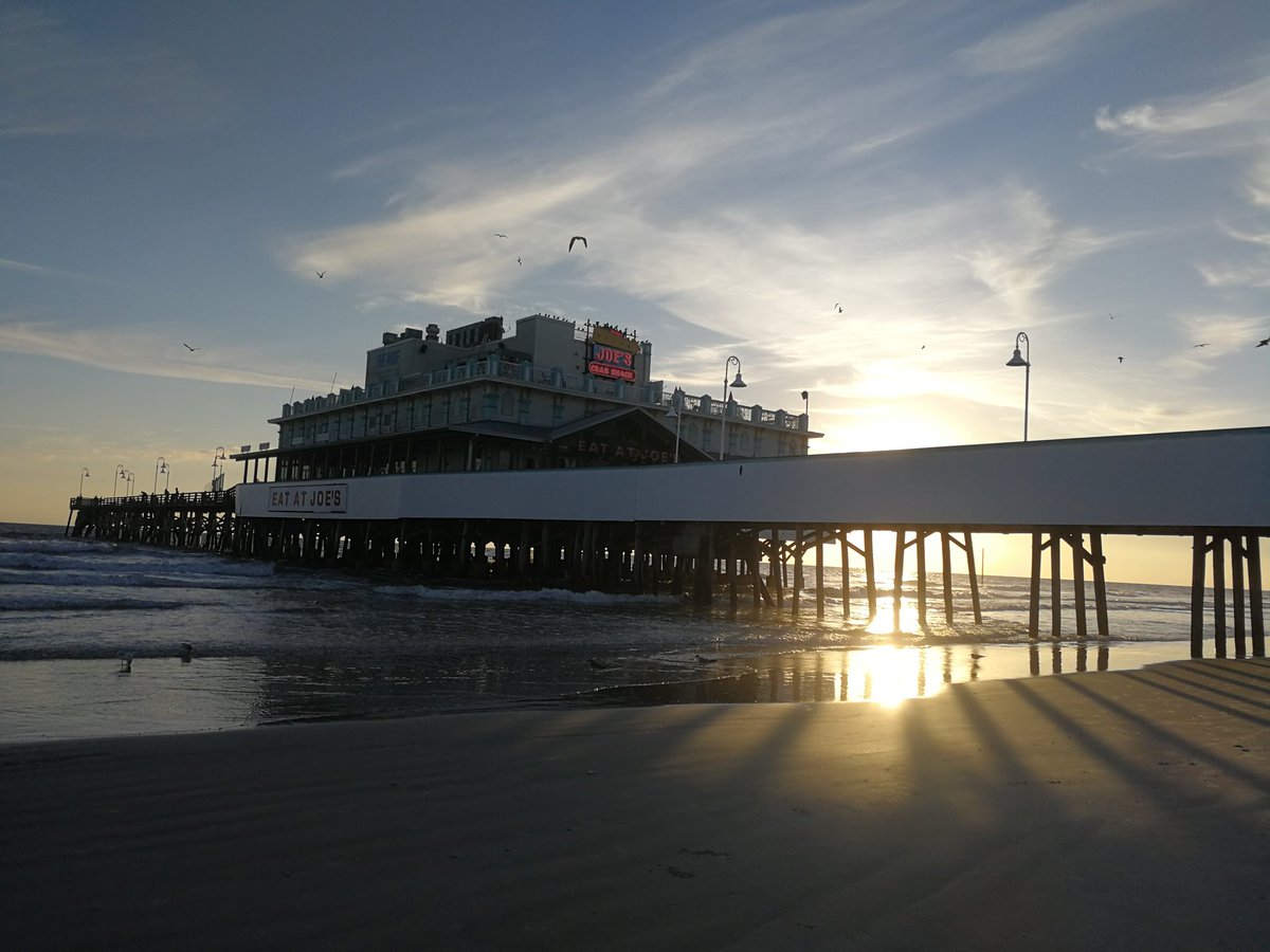 Wanderlusttra11's tweet photo. #daytonabeach pier. Watched some beautiful sunsets here 🌇 https://t.co/S7nB6dw0Pm