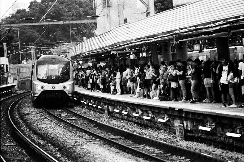 Shot on #Nikon #FM2, nikkor 50mm F/1.4 lens, #Kodak #tmax400 #film #photography #blackandwhite #BnW #hongkong #kowloontong #BelieveInFilm #platfrom #mtr #waiting #streets_storytelling #streetphotography #streetsnap #streetphoto #bnwlas #upgradetofilm