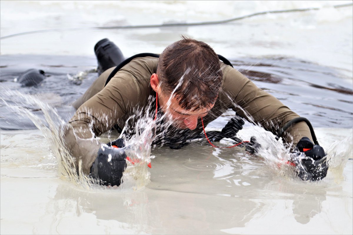 DVIDSHub's tweet photo. Immerse yourself in the cold! #coldwatertraining #immersion #FtMcCoy #Wisconsin #ice #winter https://t.co/nyD8s0FCBm https://t.co/pk0Kf7nNyF