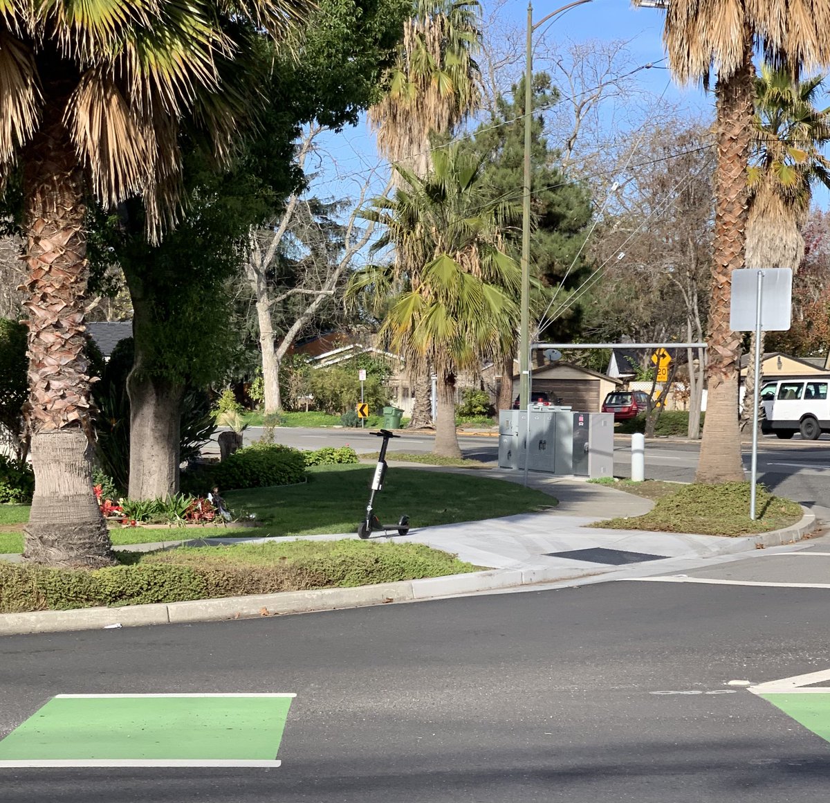 caro_milanesi's tweet image. What I don’t get about where people park their #scooters is where the hell do they go? Vanish in particles cause Thanos snapped his fingers??? #bayareaproblems