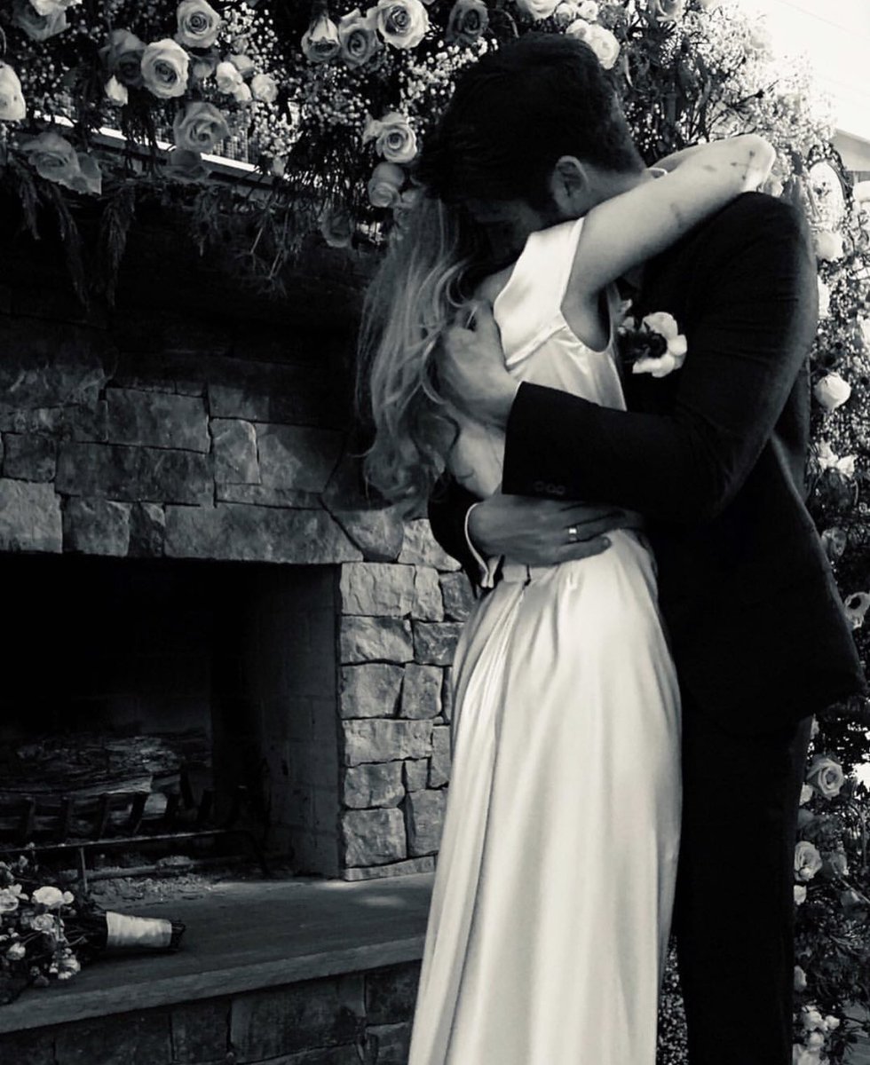 MileyOfficialEU's tweet photo. It's official! Congratulations @MileyCyrus &amp; @LiamHemsworth 💍💕 https://t.co/3Cwo6iF8vv