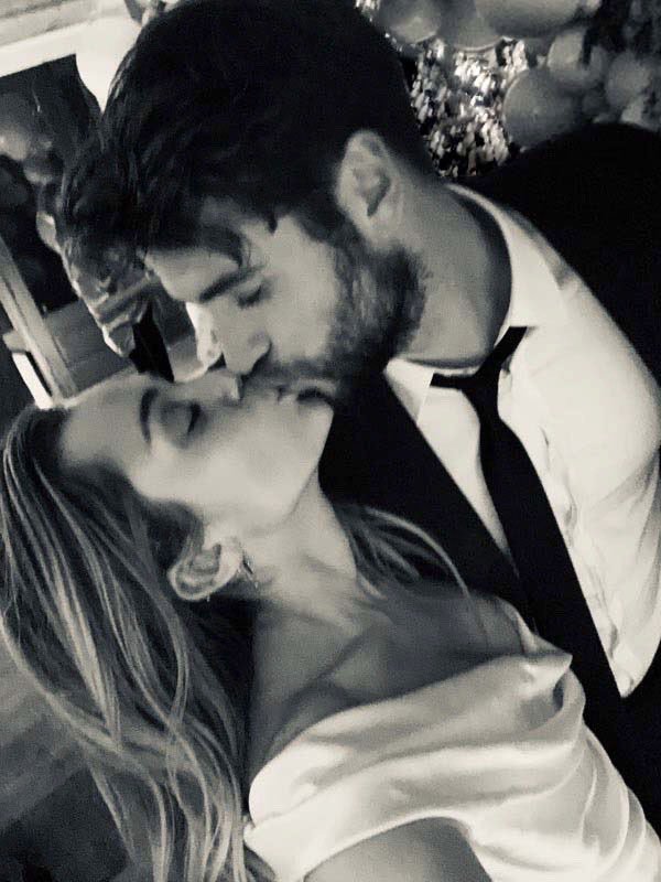 MileyOfficialEU's tweet photo. It's official! Congratulations @MileyCyrus &amp; @LiamHemsworth 💍💕 https://t.co/3Cwo6iF8vv