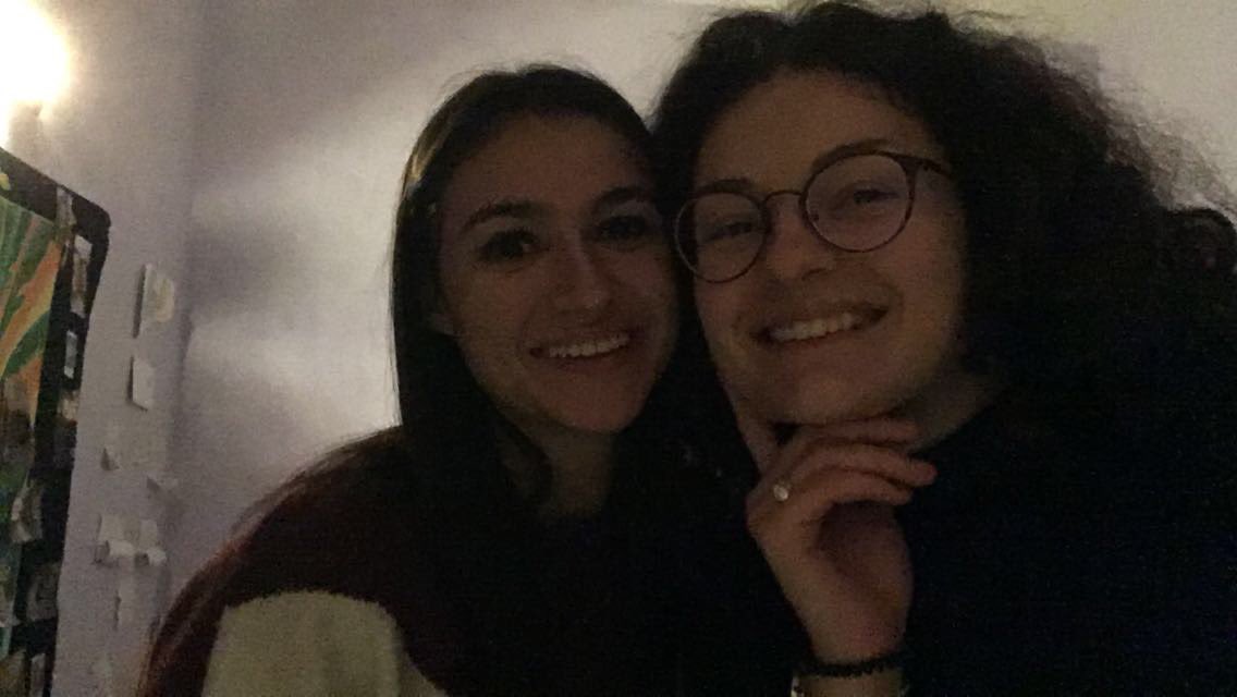 estelstl's tweet photo. JE SUIS AVEC ANAÏS AYAYAYAYA APRÈS 3 ANS 😭😭 https://t.co/45TxbELySp