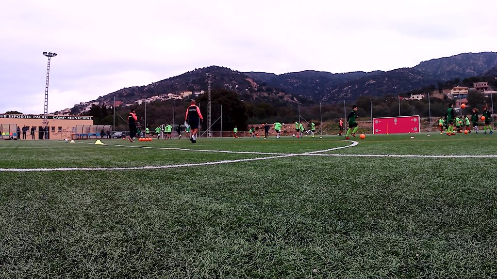 kmiNogueira's tweet photo. Quiero seguir aprendiendo, quiero seguir creciendo, quiero seguir sintiendo estos nervios como el primer día ⚽️ #dynamostars
.
Campus Nadal 2018 🎄
@dynamo_stars https://t.co/3gCqt5GOGU
