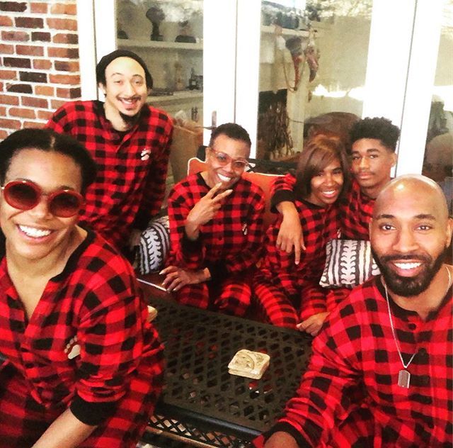 chinamoses's tweet photo. • ❤️ Family goals ❤️ •
#HappyHolidays from the #bearcheeks crew.
Queen mommy
@deedeebridgewater 
Da fly cuzins
@bougiefromtheroc 
@goodlifemarley 
The brother @theocroker 
And golden child @goodlifemiles https://t.co/K98uiGcx2w https://t.co/A79r7euvUP