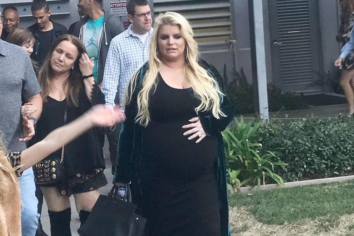Heavily pregnant Jessica Simpson smiles during Christmas church visit with  her family https://t.co/YiibDX4Z4q, image size:1200x800