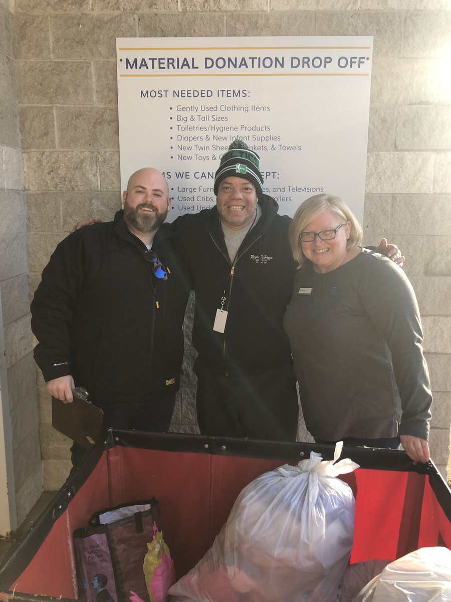 Steve_Kalina's tweet photo. @DniceFC90 dropped off all the donations raised from the Westgate giving tree. The clothes, mittens, hats, and socks will help the women and children of Laura’s House. 

Thank you @TheRoyaltonRd and @13205WestgateSB for your support!!

#GivingTree #OHPA https://t.co/yX905hbddR