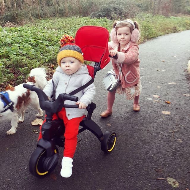 Vicki_os's tweet photo. Out for a stroll with his big cousin lyla today 😍 Two little beauties #christmas2018 💚💛❤🎅 https://t.co/F68PxIk8Qc https://t.co/JbxGYetqLd