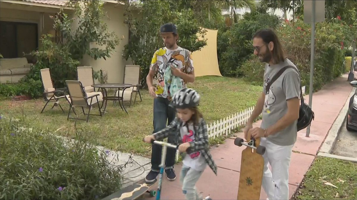 Thieves armed with AK-47 carjack family after Christmas party bit.ly/2BGHDcd https://t.co/qs5lE6bJix