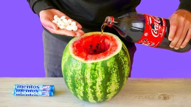 thiago_beta51's tweet photo. Watermelon VS Coca Cola VS Mentos! 7 Amazing Life Hacks and Experiments! https://t.co/WHZEnuF7tP https://t.co/pJaerfszLh