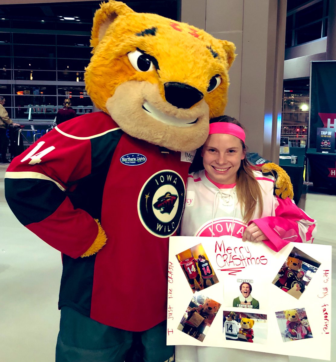 MascotGirlElena's tweet photo. #TheHuntIsOn #OMGSanta #IKnowHim #MerryChirstmas #MerryCRASHmas #hockeyliveshere @IAWildCrash14 @IAWild https://t.co/6KgeZMzksd