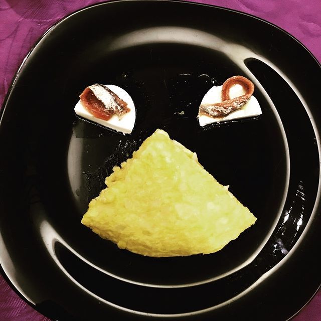 's tweet image. Finally a quite light dinner between the Xmas excesses.
.
.
#foodporn #foodface #xmasexcess #navidadenespaña #nopuedomas #voyareventar #tortillaespañola #tortilladepatatas #spanishomelette #anchoadesantoña #quesodeburgos bit.ly/2GEi5Cb