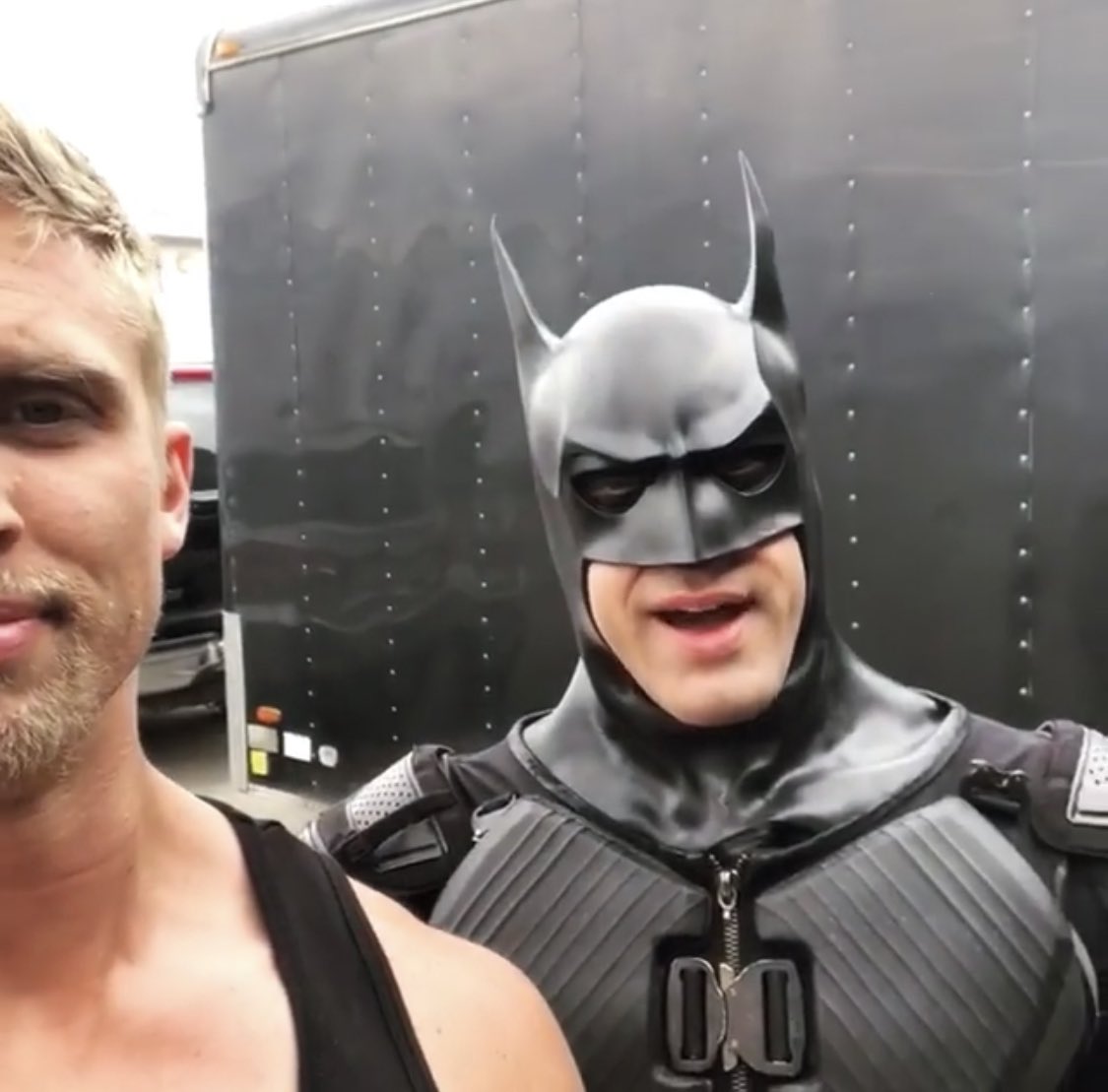 টুইটারে DiscussingFilm: "A new behind the scenes look at Batman in