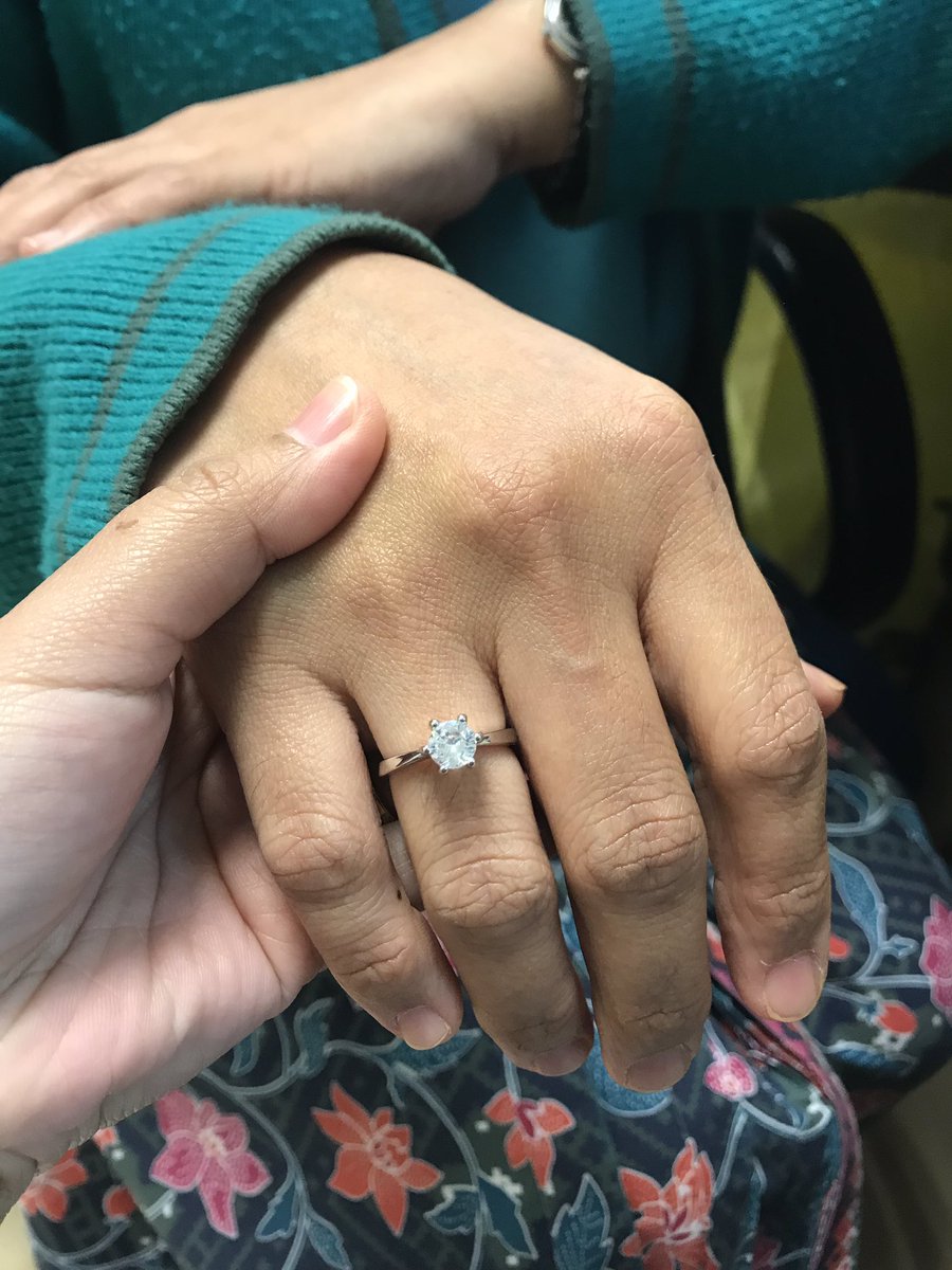 AizatRobin's tweet photo. Support minat bini niaga guys! Kembang hidung bini aku dpt jual sebentuk ni ha. Taknak beli takpe, tapi tlg RT supaya aku dpt buat bini aku happy. Tq 🥰

Mari tgk bini aku jual silver 925. Batu swarovski. Tahan air, pakai hari2 pun tahan lasak. Yang penting harga bawah rm100 ‼️ https://t.co/OymVPZ2ImO
