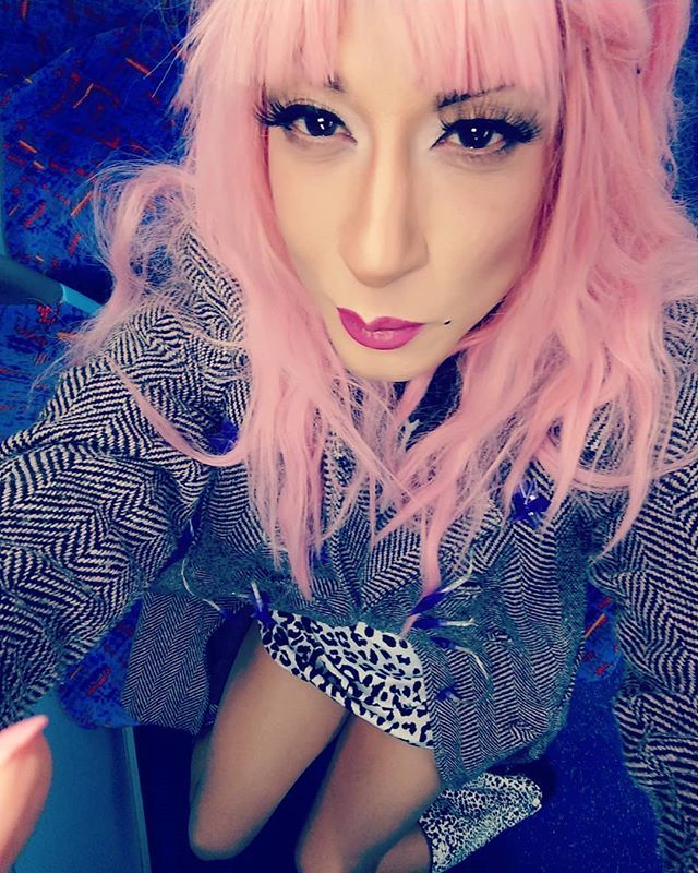 djkarinatrouble's tweet photo. On the way to transister. Best party in London alongside Papa Loko xxx #transisbeautiful #pinkhair #houndstooth #whiteleopard #londonbus https://t.co/mpSi39o8Rh