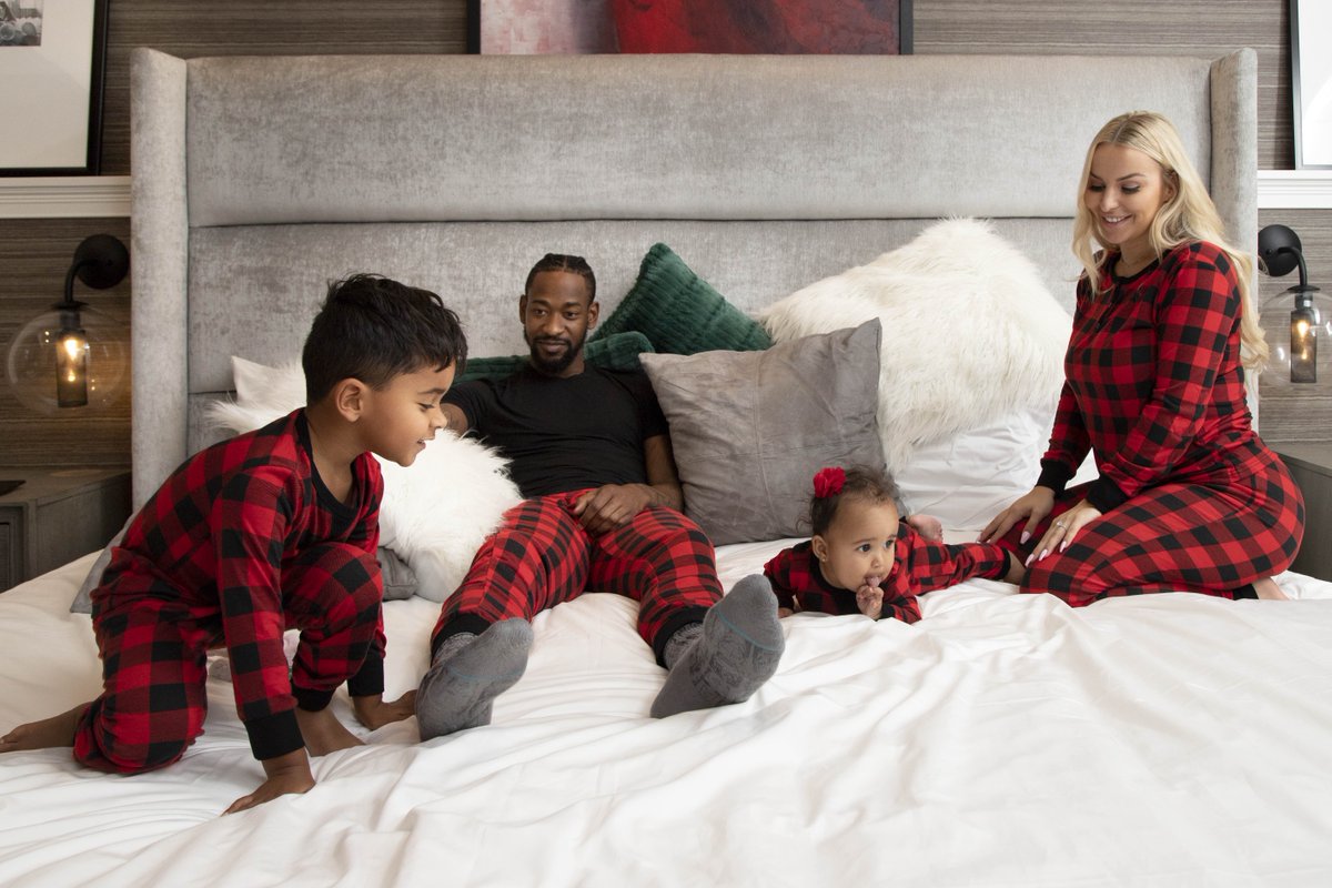 mareeofficial's tweet image. On the 6th Day of Christmas MAREE brought to @TFlight31 - A luxurious oversized bed in Orlando that is big enough for the entire family to cuddle in and enjoy family fun! 🎄🎁