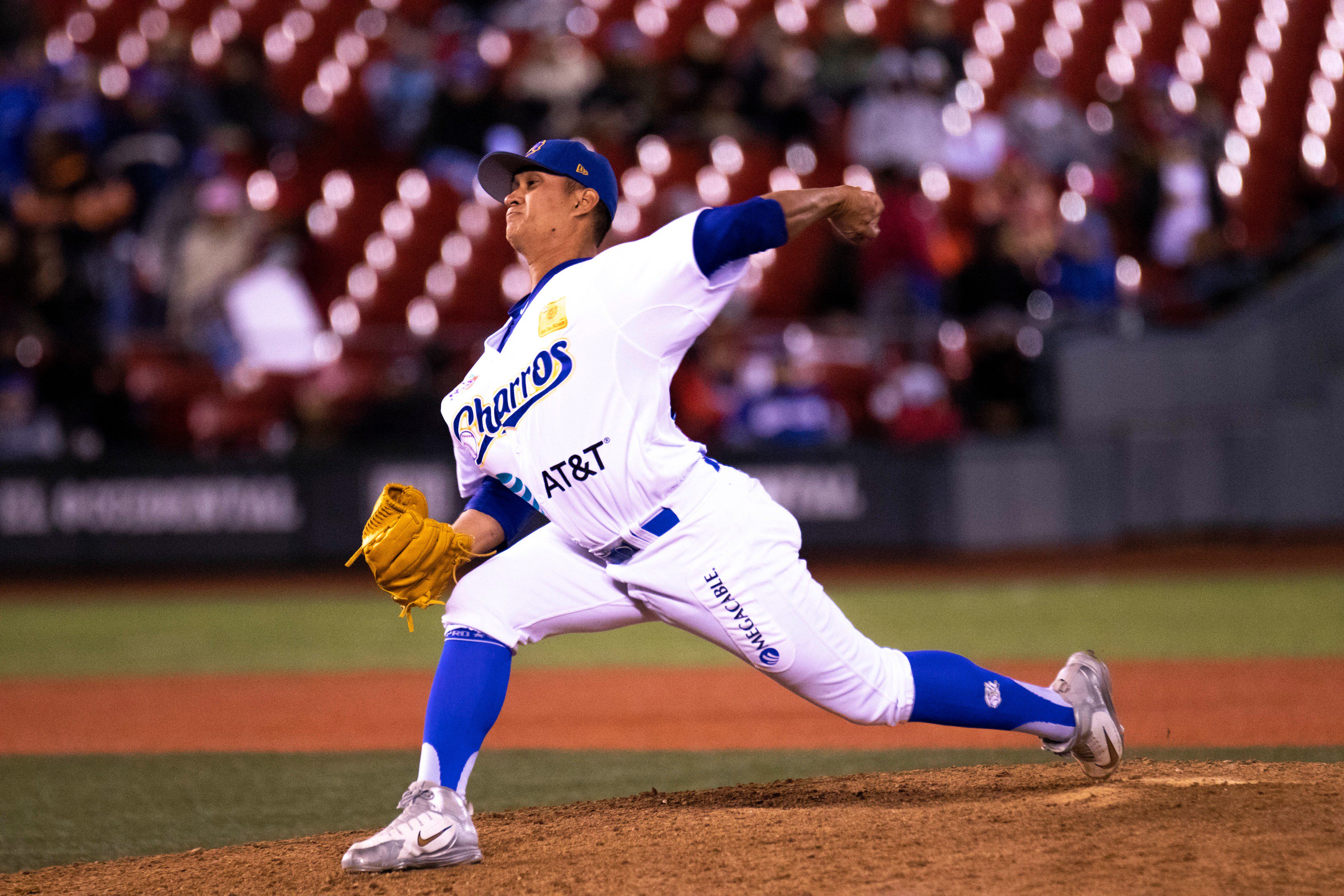 Víctor González lanzando con los Charros de Jalisco en la Liga Mexicana del Pacífico (LMP)