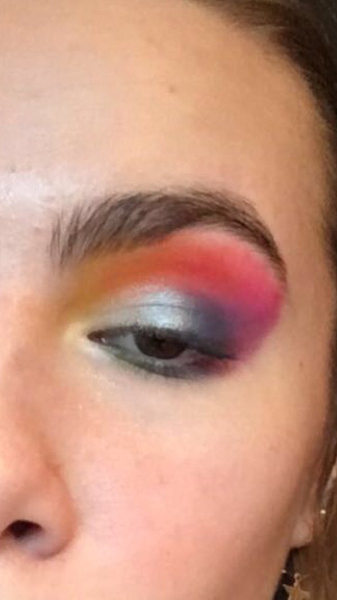 jessierindos's tweet photo. My friends got the @jamescharles palette for Christmas (I didn’t, sad) but they let me play with theirs so I did my best to #unleashmyinnerartist even tho I kind of suck at makeup but I tried my best!!!!!!!! Also there was no way I could do that on both eyes. Xo love u James https://t.co/Gs0RnpfIMp
