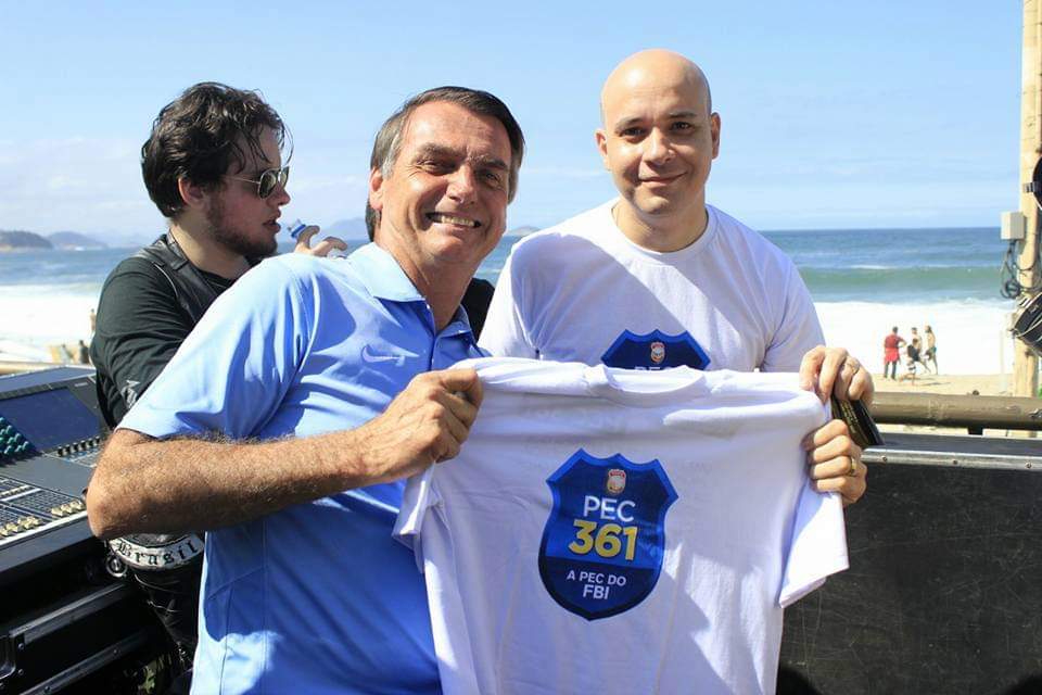 CleberAmaral_'s tweet photo. O agora presidente eleito @jairbolsonaro, enquanto Deputado Federal já manifestava seu apoio a a PEC 361 a #PECdoFBI em eventos promovidos pela @FENAPEF.

Os policiais federais agora buscam apoio da sociedade. Assine a petição pública em favor da PEC 361: https://t.co/YY6Cn2XXP3 https://t.co/Rp689UWaAX