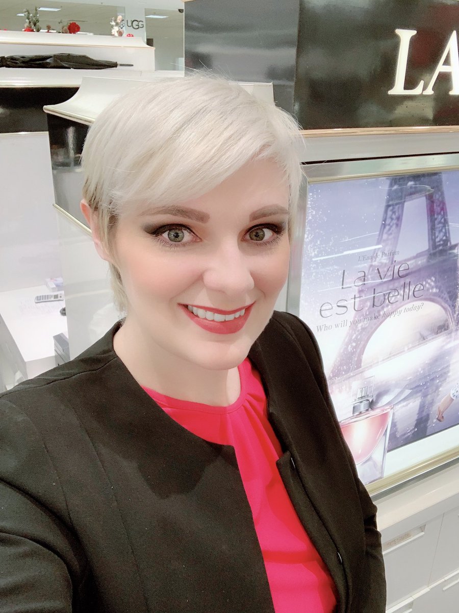 DrowningInRice's tweet photo. Day after Christmas at the Lancome counter. #lancomecounter #ChristmasCleanup #makeupcounter https://t.co/JRIGI5gzlD
