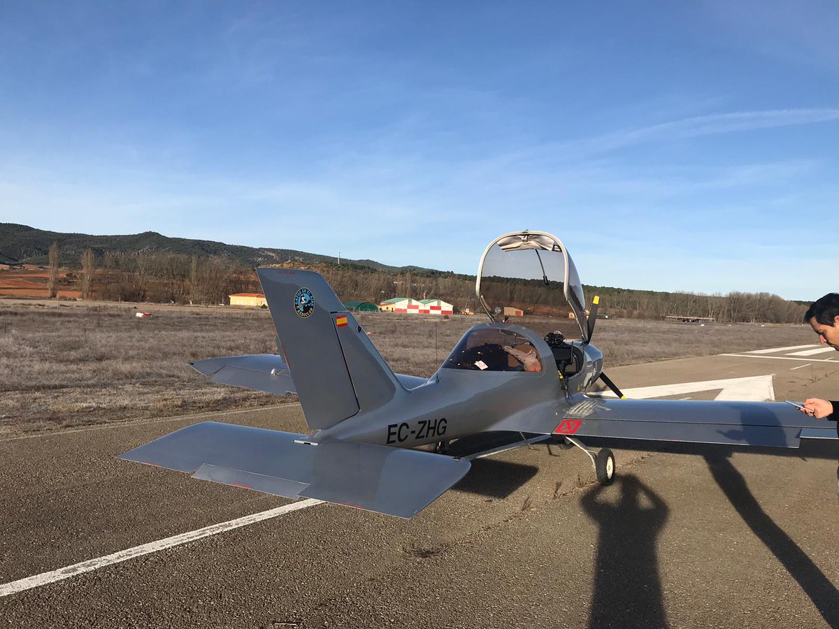 aepal_aero's tweet photo. Algunos amigos y socios disfrutaron de la gastronomía en el aerodromo de Antonio González "Fuentemilanos" el día 24. Esta es una afición que te procura amistades, con las que terminas hermanandote. Os deseamos Feliz Navidad y Felices Vuelos a todos. #MerryChirstmas #AVGeek #Aepal https://t.co/cpv9LuIk8D
