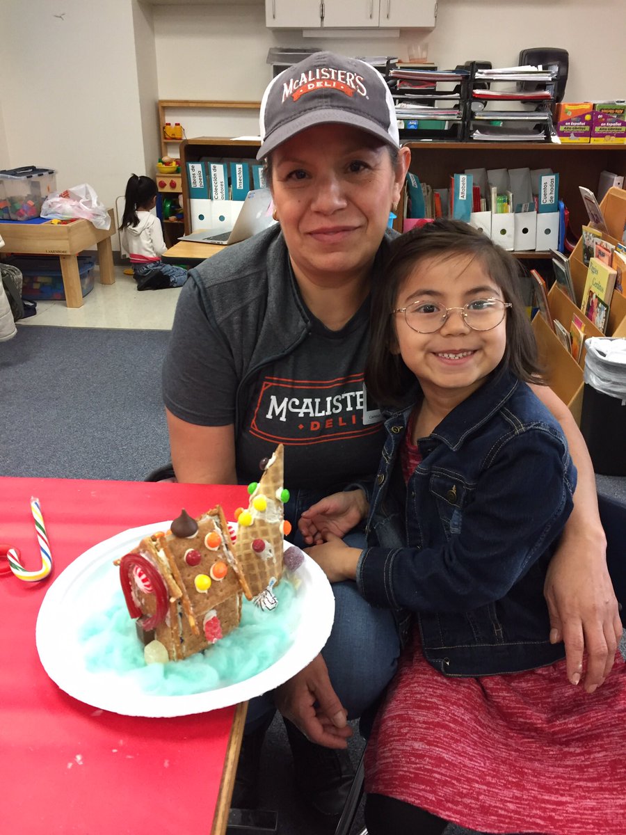 AlvarexMaria's tweet photo. Mrs. Alvarez kindergarten students applying a “How to” with their parents building Christmas Gingerbread Houses!! https://t.co/6VnrGCDlEi