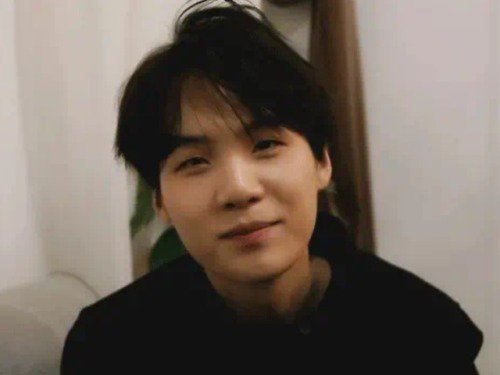 TomateLil's tweet photo. Jimin's christmas wish is to be just like his fave idol, Agust D. The day after his wish, they end up switching lives. Yoongi's pissed at first, but soon he realizes he traded lives with his old kindergarten bff; the poor, cute, deaf boy, who he took care of.

#Yoonminau #Yoonmin https://t.co/FiGR3Odh49