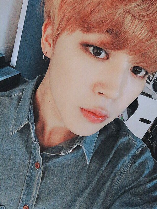 TomateLil's tweet photo. Jimin's christmas wish is to be just like his fave idol, Agust D. The day after his wish, they end up switching lives. Yoongi's pissed at first, but soon he realizes he traded lives with his old kindergarten bff; the poor, cute, deaf boy, who he took care of.

#Yoonminau #Yoonmin https://t.co/FiGR3Odh49