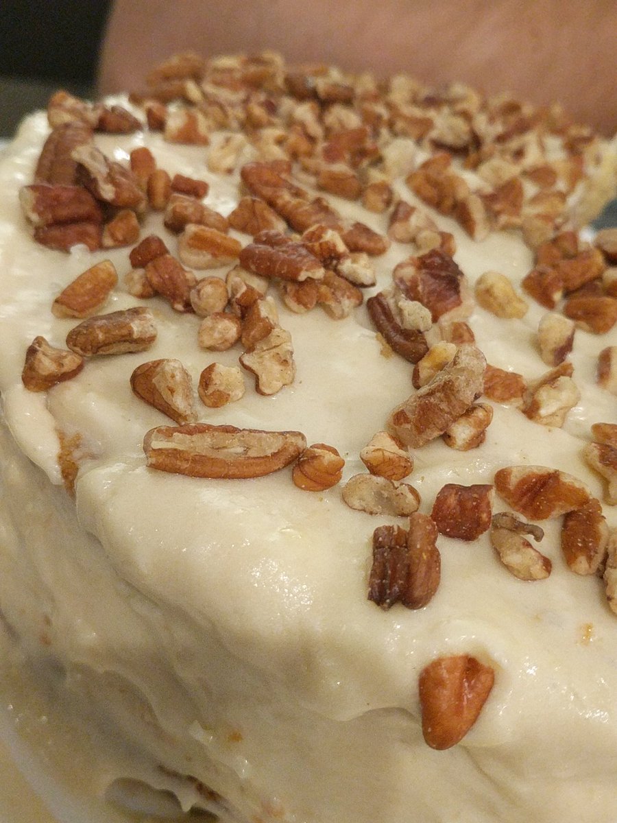 eli_lanni's tweet photo. Well this is why i gain weight during winter! #bakingmode #italiancreamcake https://t.co/qzZpmb7anf