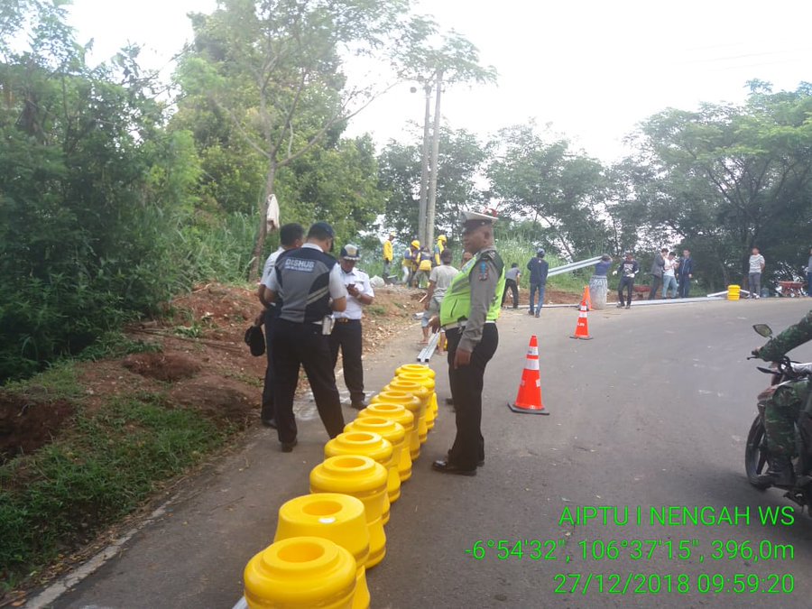 Pemasangan Roler Barrier  di jalur cikidang