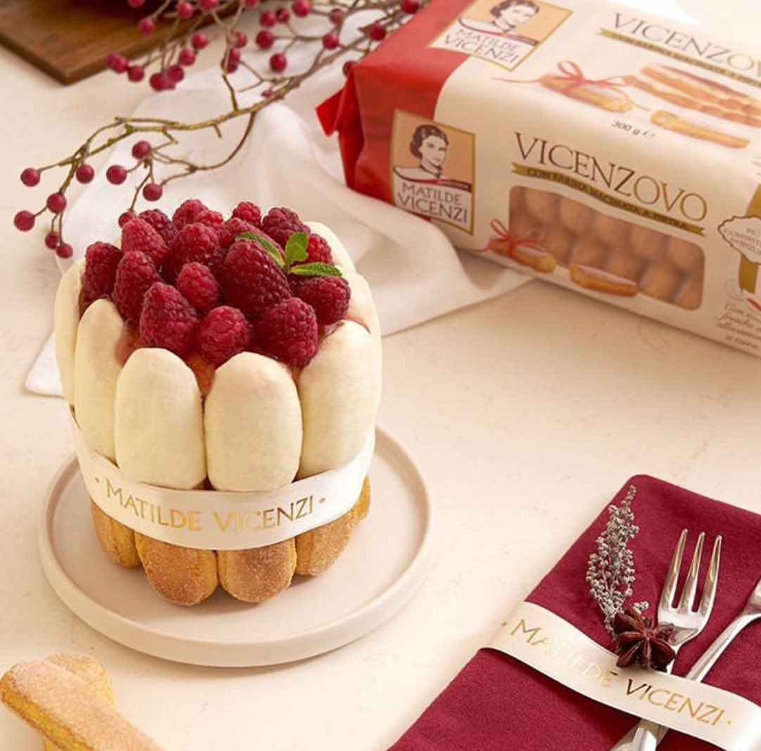 Nothing will make your Holidays feel sweeter than a Charlotte cake with white chocolate dipped Vicenzovo ladyfingers, mascarpone cream and shaved almonds. Recipe link <a href="/matilde/">めい</a>.vicenzi 
.
#MatildeVicenzi #维西尼 #Vicenzi #Vicenzovo #ladyfingers #savoiardi #Tiramisu #Tiramisù