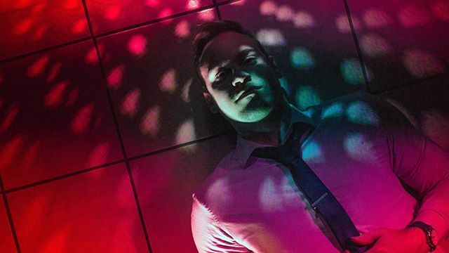 When @tyrannies and I were playing with lighting for the cover art of my next release.
.
.
.
.
.
#photographylighting #tie #musicphotography #musicianlife #musicproducer #lightingsetup #lightingphotography #lighting #lightingdesign #lasvegasartist #vegasmusic #lasvegasmusic …