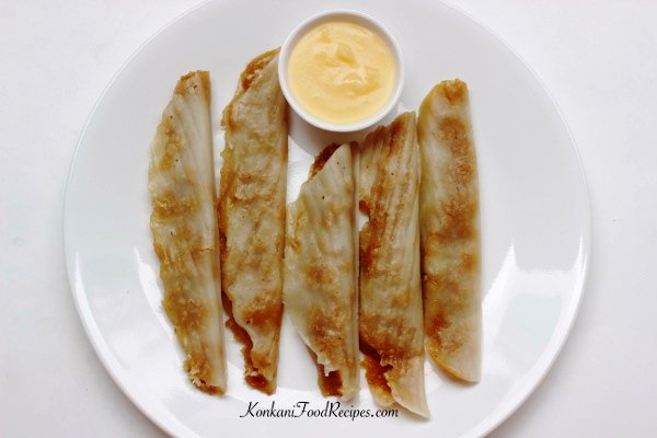 TourismGoa's tweet photo. #WhenInGoa enjoy the Patoleo or Patoli, a dish of turmeric leaves stuffed with rice, dal, jaggery, and coconut. https://t.co/wlt4HPrxdV https://t.co/YMNi7tYlmu