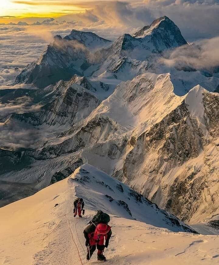 JetSetAdventur1's tweet photo. Sunrise from 8700m at Mount Everest.  #mounteverest #highestpeak #sunset #sun #sunatpeak #jetsetadventures #jetset #adventure #beauty #nature #love #height #mounteverestbasecamp https://t.co/zCzf7HQJ0E