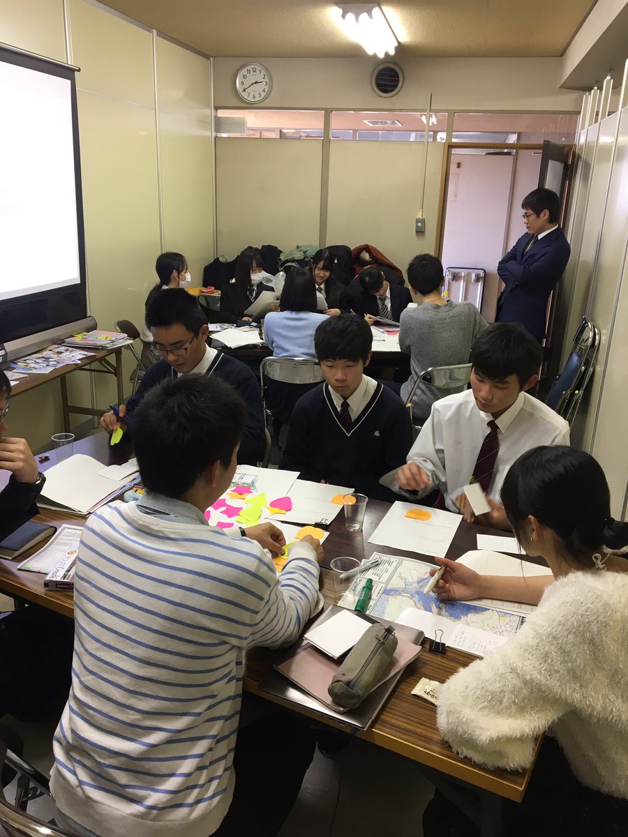 haraken0814's tweet photo. 中高生と岡山市をつなぐ、wasaoレター作り冬の部2日目。
防災、待機児童の両チームのメンバーはそれぞれ市役所の担当の職員の方に取材にいきました!
#YouthCreate #岡山市 #wasaoレター https://t.co/SDSLYWcfTz