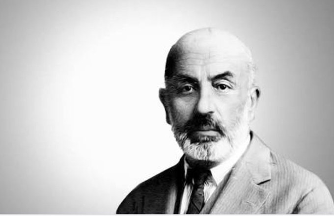 Zulmü alkışlayamam, zalimi asla sevemem; 
gelenin keyfi için geçmişe kalkıp sövemem.
... 
yumuşak başlı isem, kim dedi uysal koyunum? 
kesilir belki, fakat çekmeye gelmez boyunum!
....
Minnet ve rahmetle..
#MehmetAkifErsoy