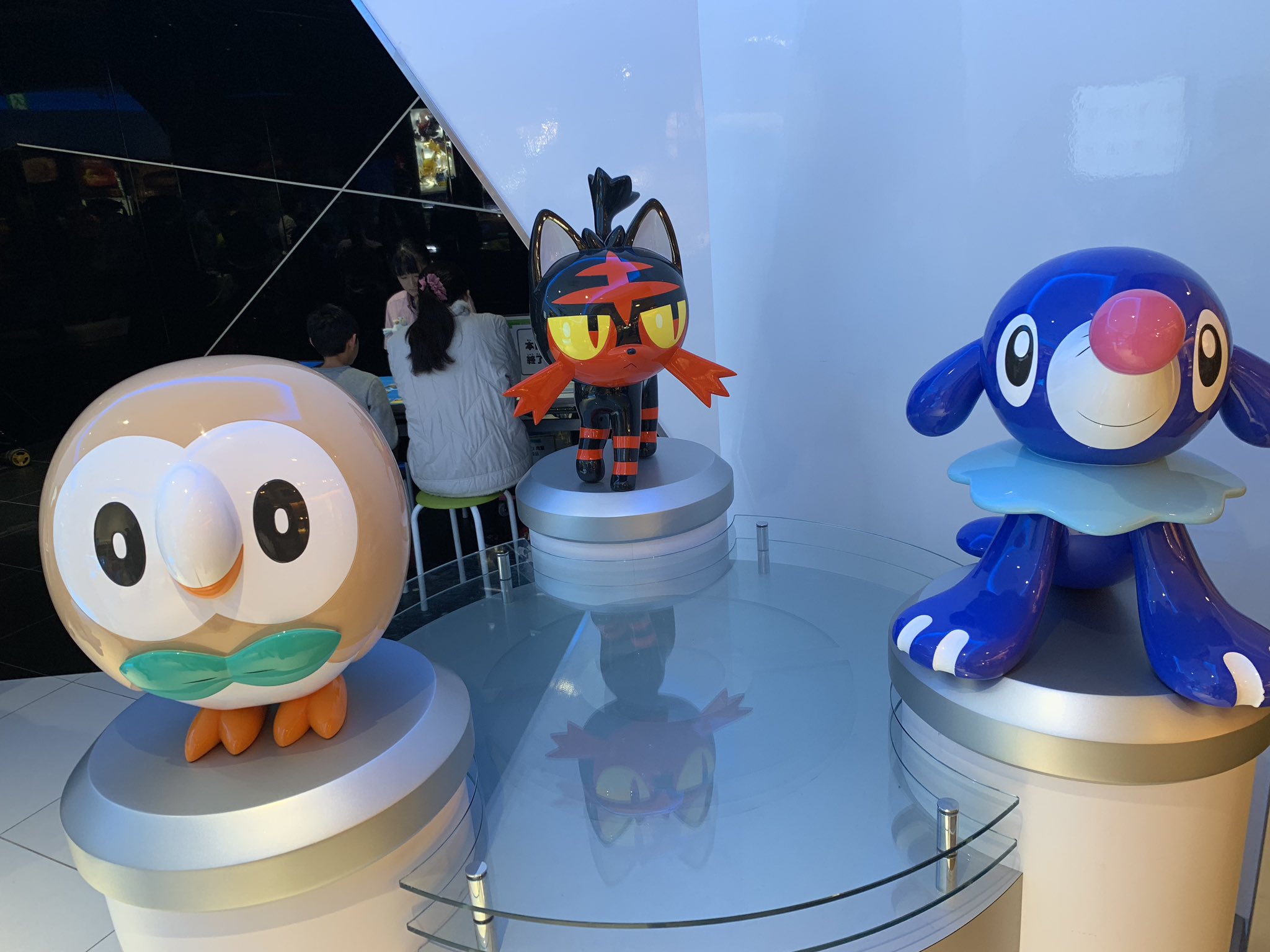 柊みゅう En Twitter ポケモンセンタースカイツリータウンに来てみたんだがポケカめちゃくちゃ売ってるぞ 迅雷スパーク フェアリーライズ ダークオーダー タッグボルト 各1箱ずつ購入できます スターターやスリーブ ダメカンとかもいっぱいある
